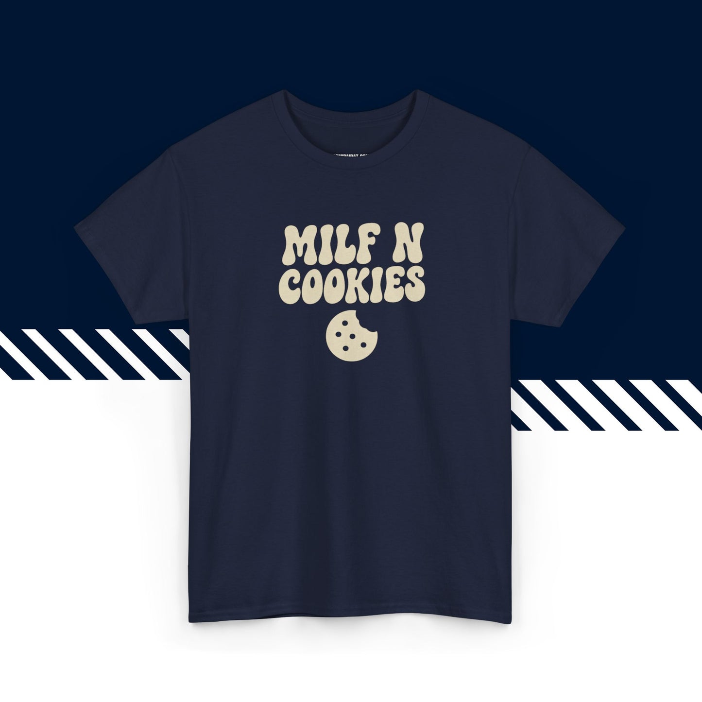 Tummansininen puuvillainen t-paita, hauskat printtipaidat, MILF N COOKIES -tekstipainatus, unisex-malli.