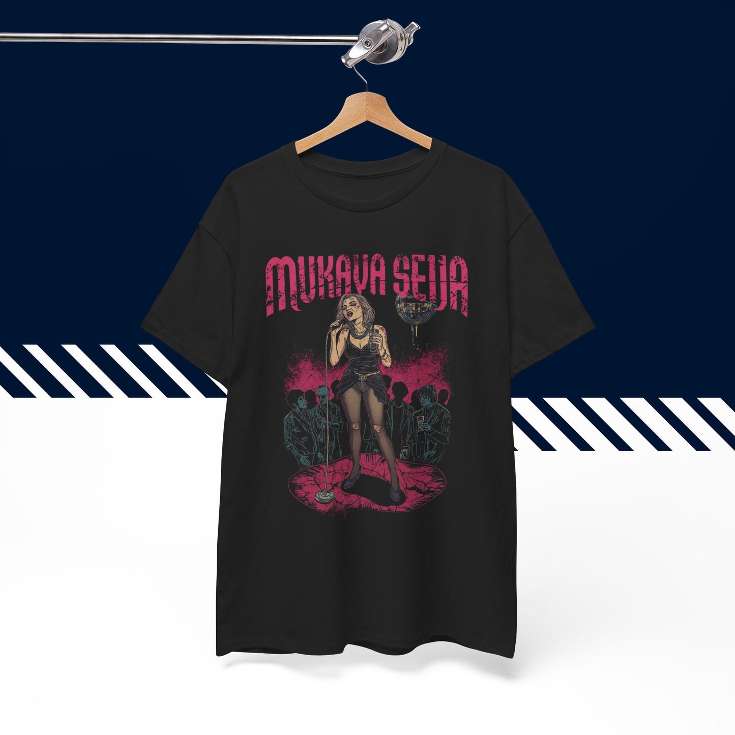 Musta puuvillainen suomi paita, Mukava Seija -tekstipainatus henkarilla, unisex-malli.