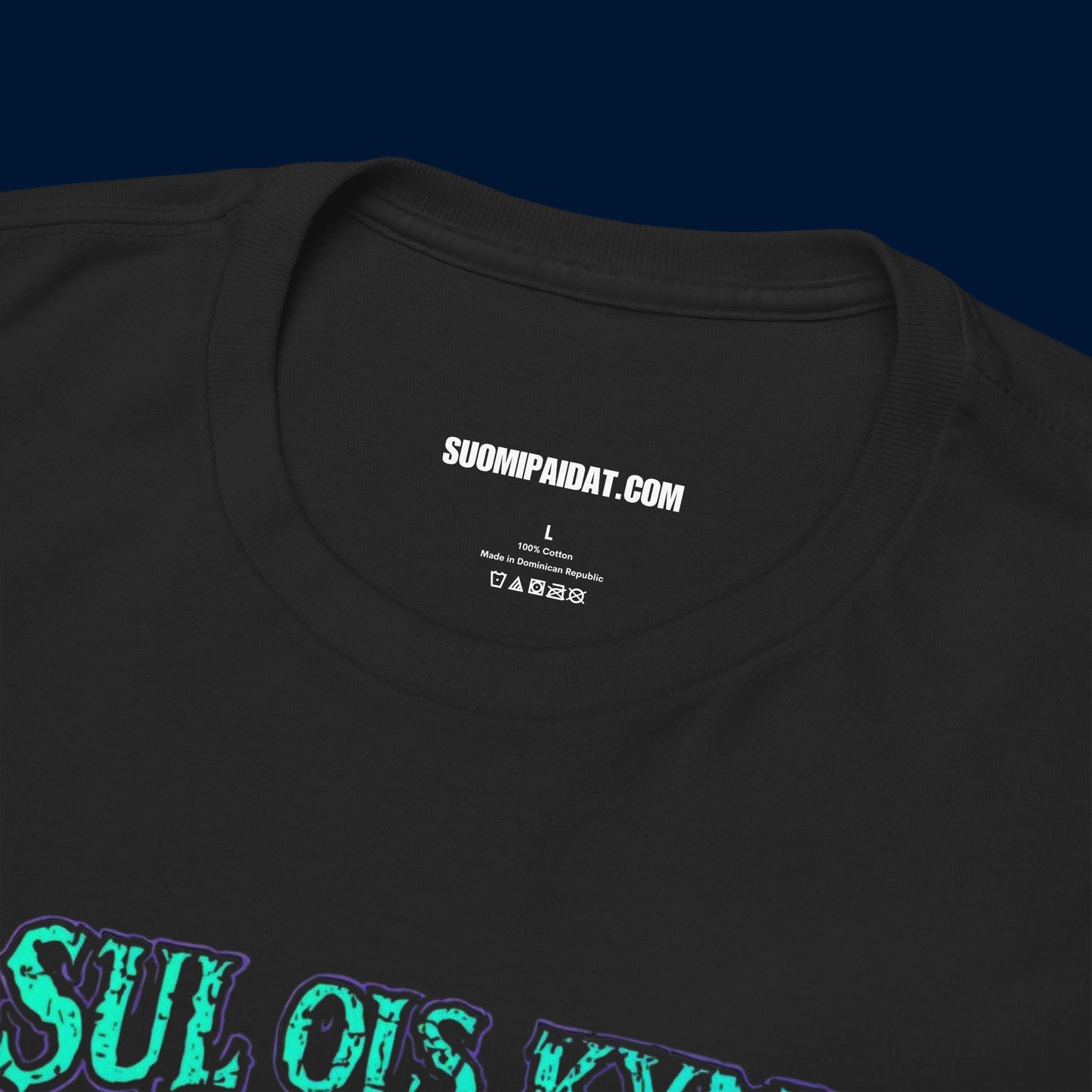 Suomipaidat.comin logolappu mustan Lokki t-paidan sisäpuolella, 100% puuvillaa.