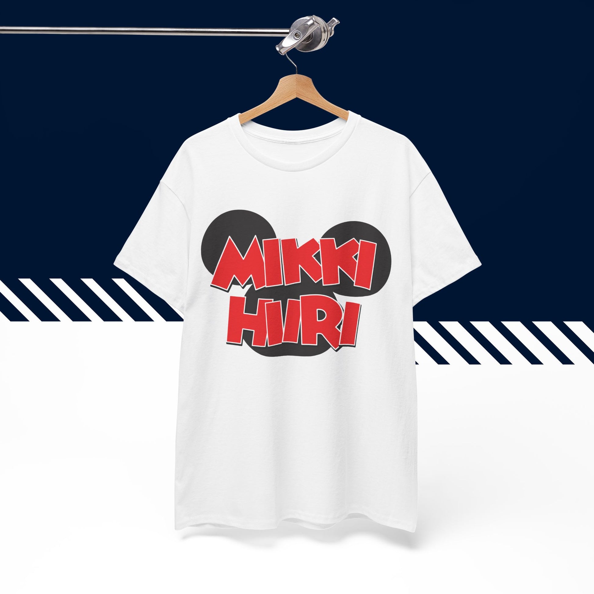 Valkoinen puuvillainen hauska paita, Mikki Hiiri -teksti ja kuvio henkarilla, unisex-malli.