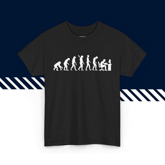 Musta puuvillainen t-paita, hauskat paidat, suomipaidat.comin Evoluutio-tekstipainatus, unisex-malli.