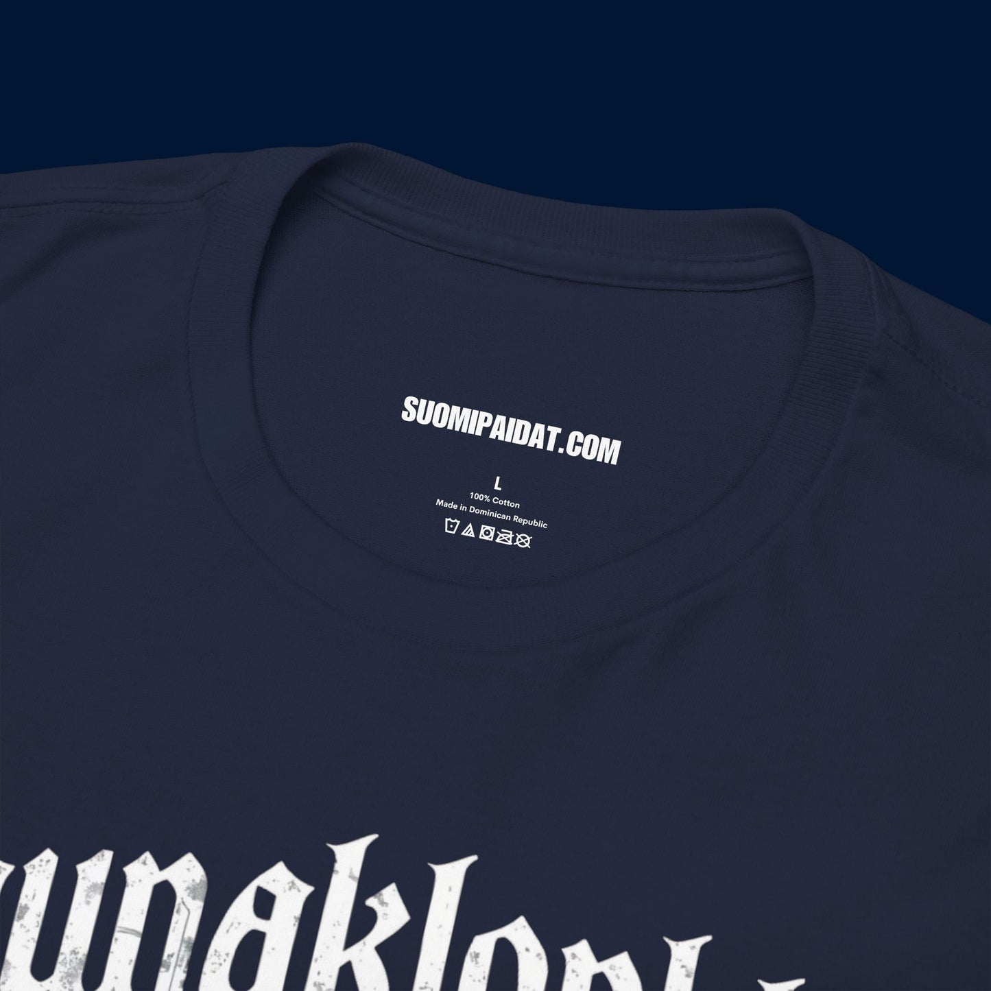 Suomipaidat.comin logolappu tummansinisen Saunaklonkku t-paidan kauluksen takaosassa, 100% puuvillaa.