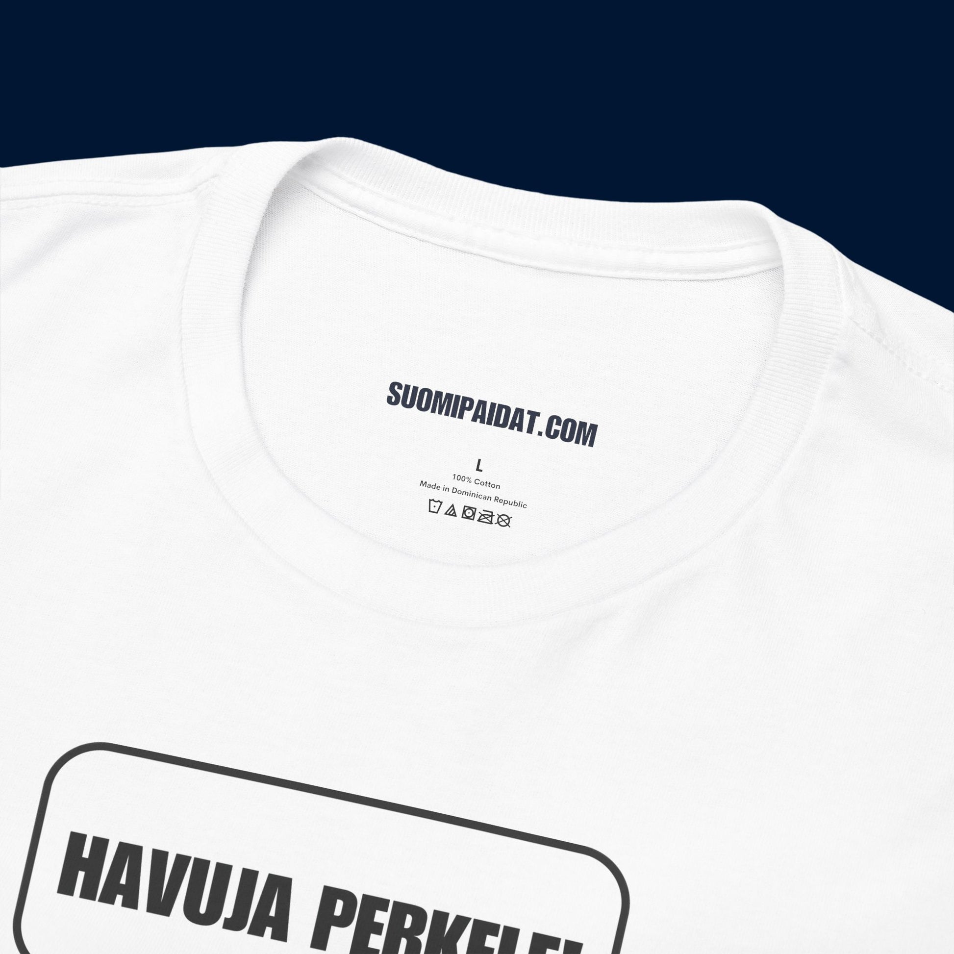 Suomipaidat.comin logolappu valkoisen Havuja perkele! t-paidan kauluksen sisäpuolella, 100% puuvillaa.
