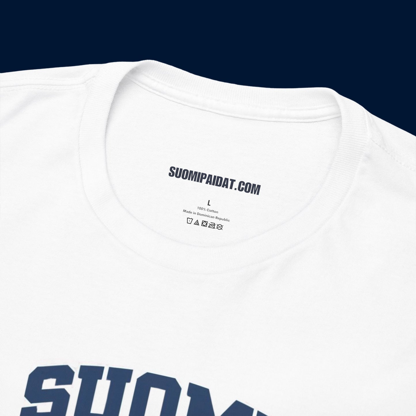 Suomipaidat.comin logolappu valkoisen Suomifutis t-paidan kauluksen sisäpuolella, 100% puuvillaa.