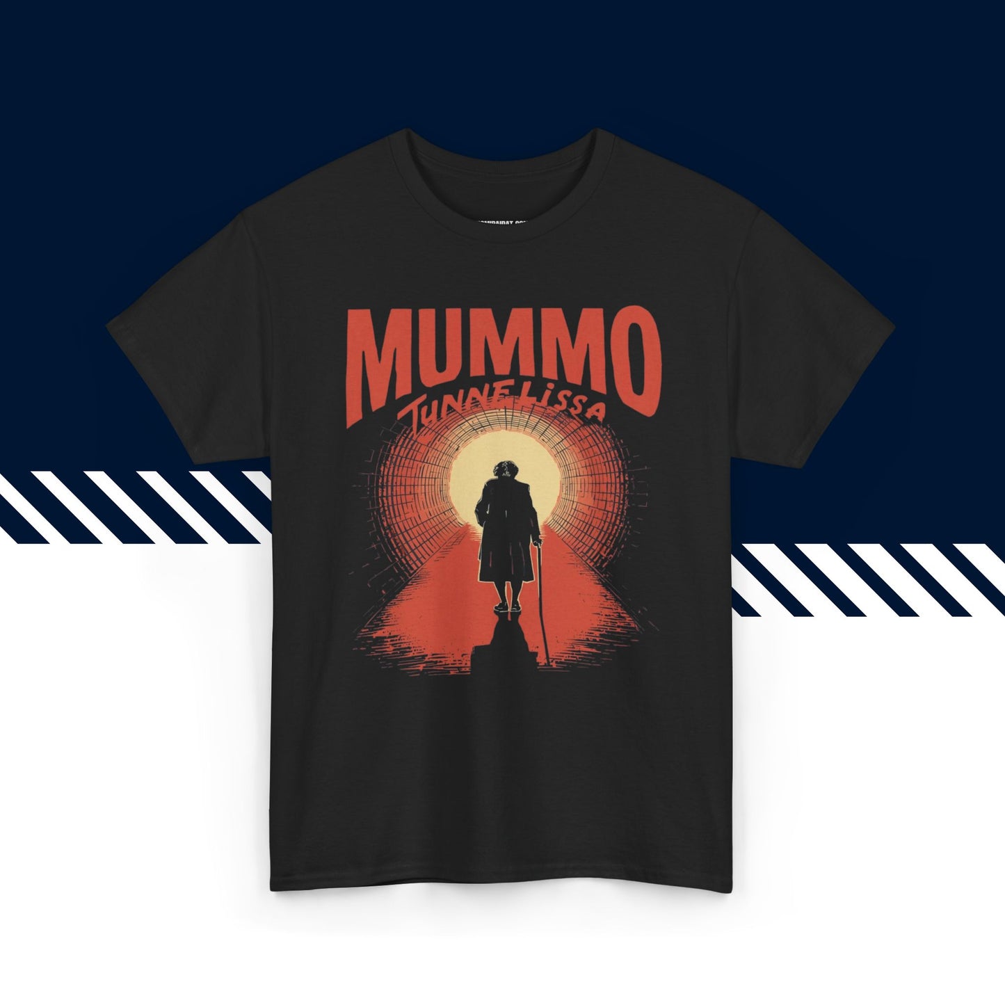 Musta puuvillainen t-paita, hauskat paidat, suomipaidat.comin Mummo-tunnelissa tekstipainatus, unisex-malli.