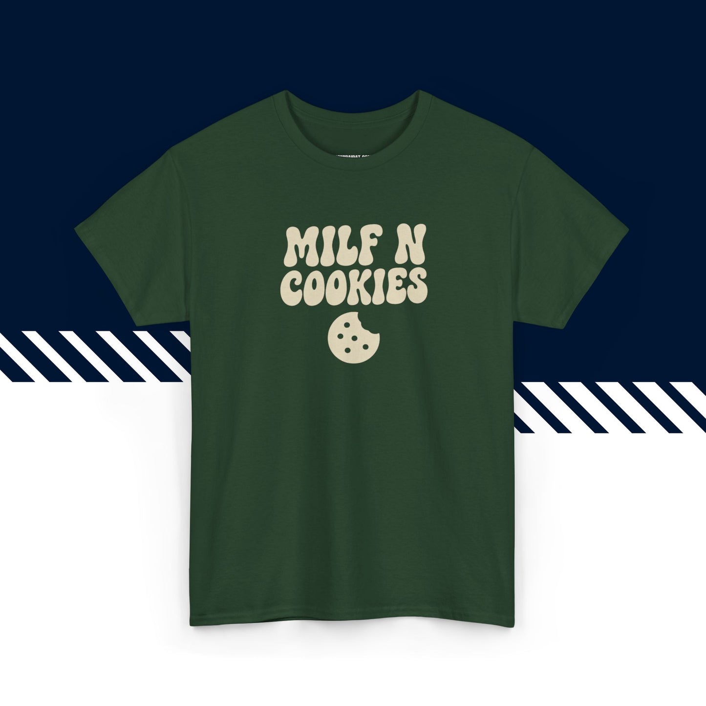 Tummanvihreä puuvillainen t-paita, hauskat teksti paidat, MILF N COOKIES -tekstipainatus, unisex-malli.