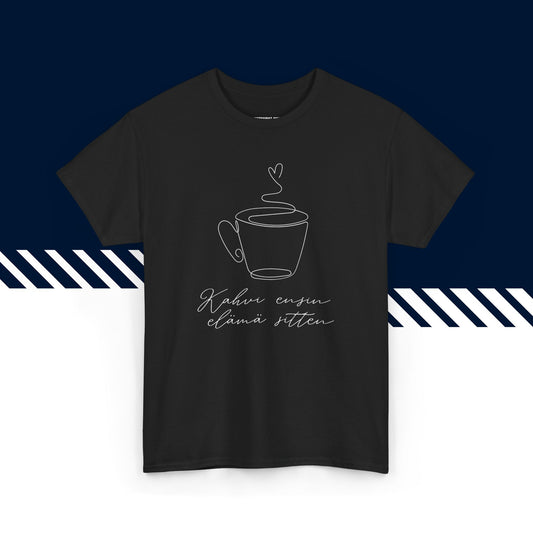 Musta puuvillainen t-paita, hauskat paidat, suomipaidat.comin Kahvi ensin, elämä sitten -tekstipainatus, unisex-malli.