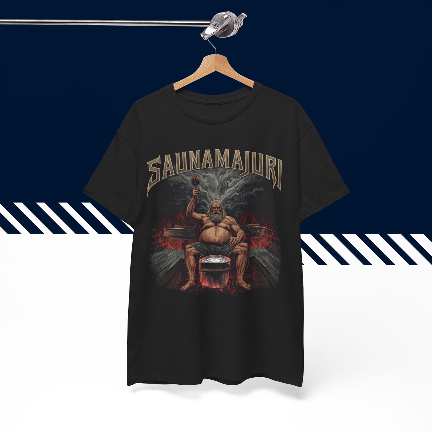 Musta puuvillainen suomi paita, Saunamajuri-tekstipainatus henkarilla, unisex-malli.