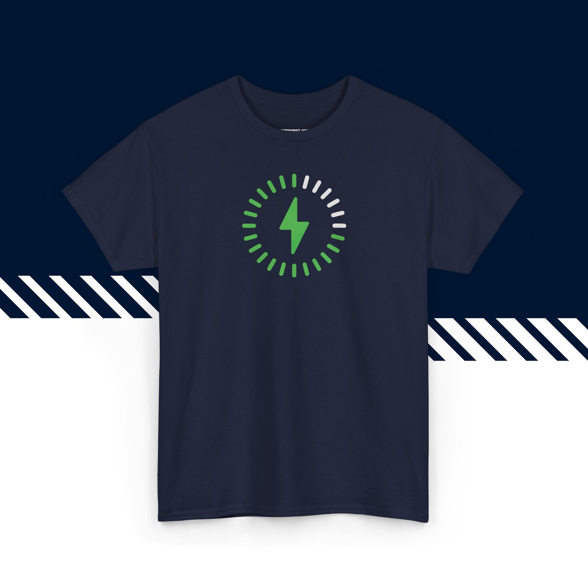 Tummansininen puuvillainen t-paita, hauskat paidat, suomipaidat.comin Charging-kuvio, unisex-malli.