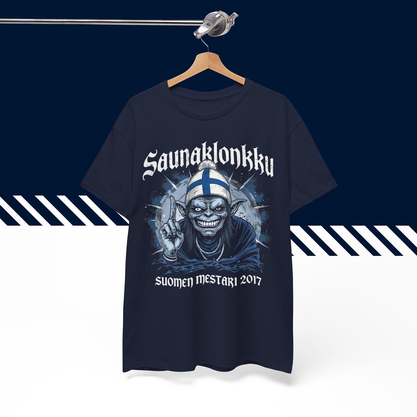 Tummansininen puuvillainen hauskat printtipaidat, Saunaklonkku t-paita henkarilla, unisex-malli.