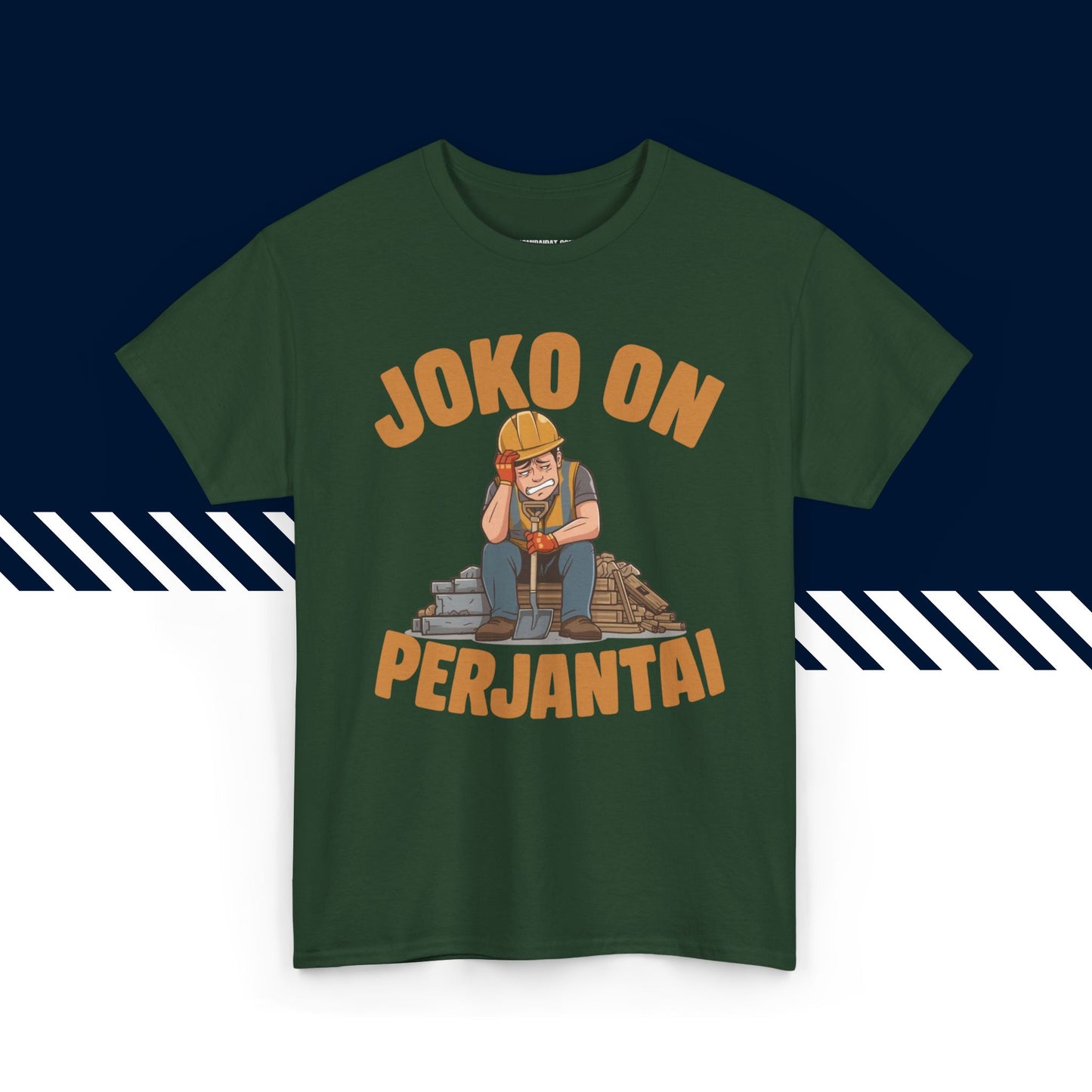 Tummanvihreä puuvillainen t-paita miehille, hauskat paidat, Joko on perjantai -tekstipainatus.