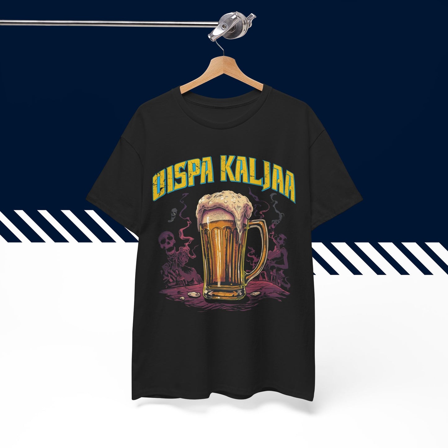Musta puuvillainen suomi paita, oispa kaljaa-tekstipainatus henkarilla, unisex-malli.