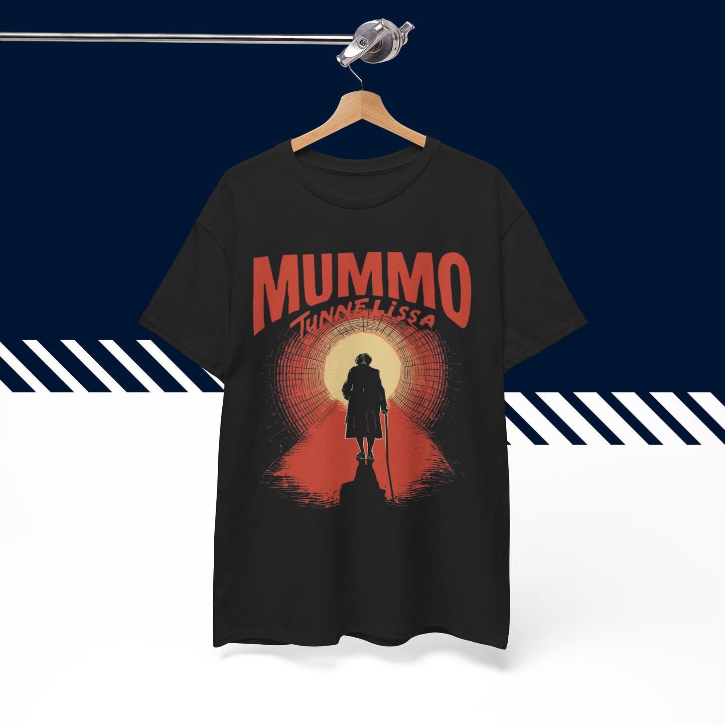 Musta puuvillainen suomi paita, Mummo-tunnelissa-tekstipainatus henkarilla, unisex-malli.