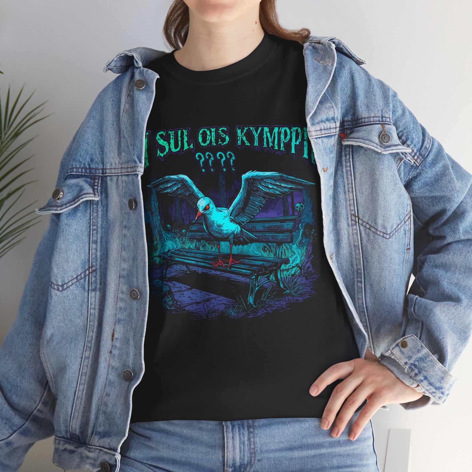 Musta Lokki t-paita, hauskat paidat, mallin päällä farkkutakin kanssa, unisex.