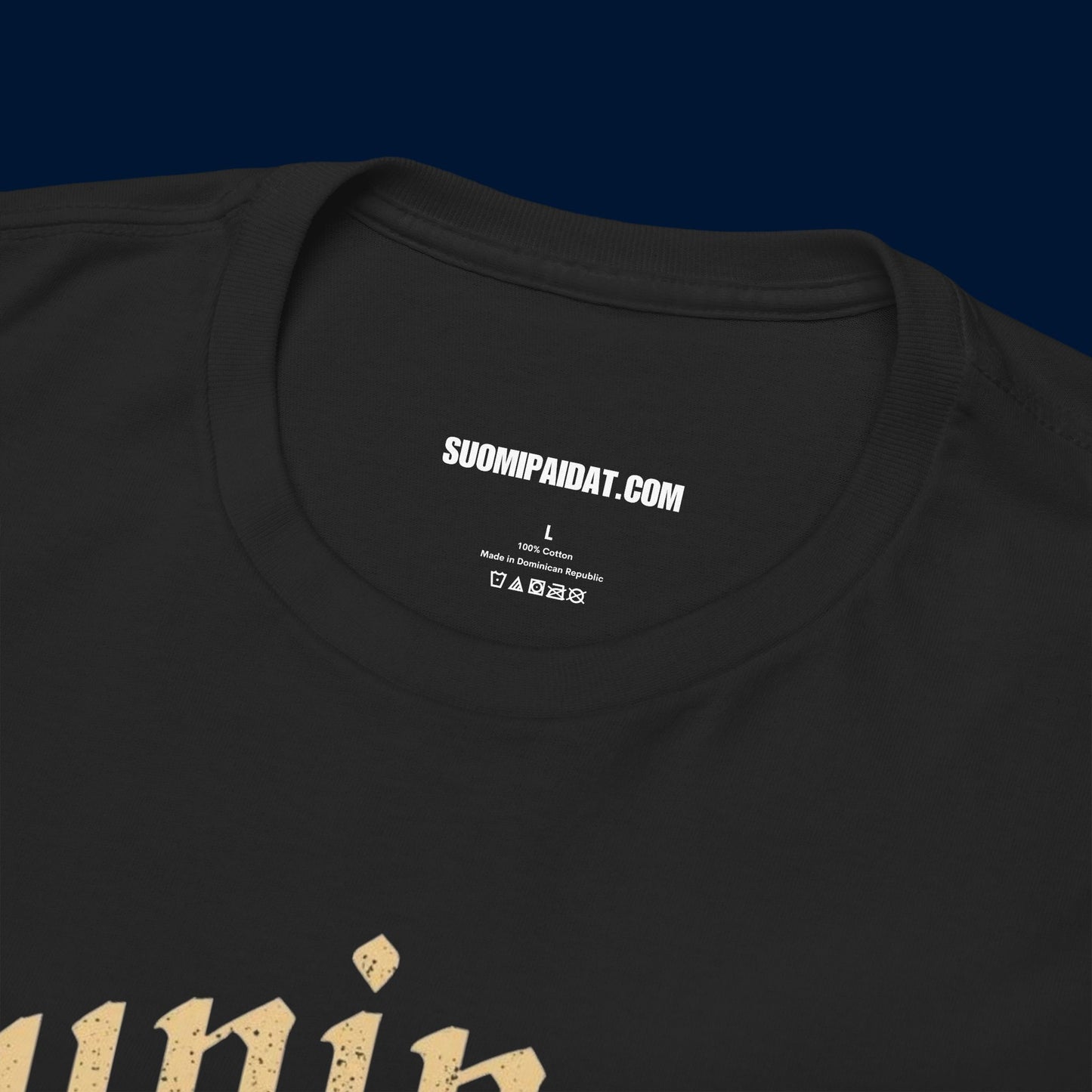 Suomipaidat.comin logo mustan Suomipaidat t-paidan kauluksen sisäpuolella, 100% puuvillaa.