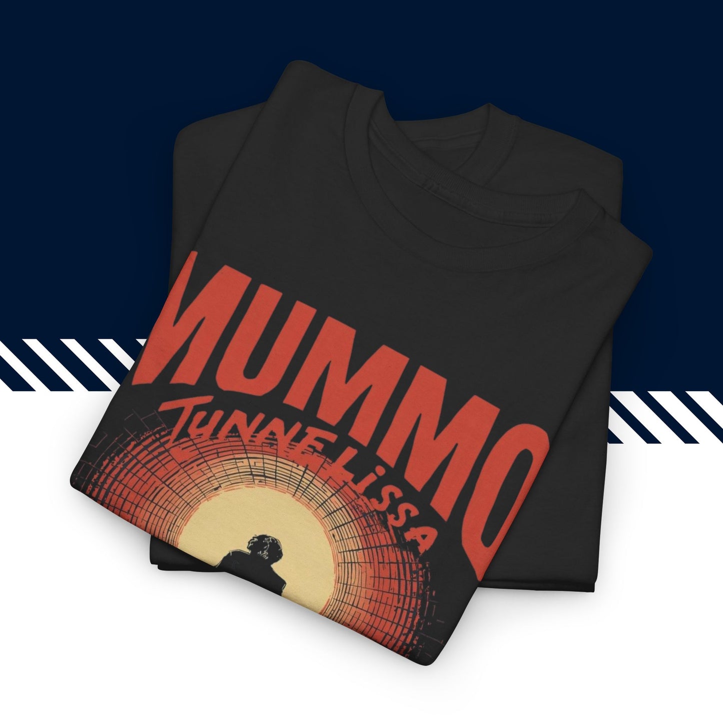 Musta puuvillainen t-paita, hauskat printti paidat, suomipaidat.comin Saunamajuri-tekstipainatus, taitettuna, 100% puuvilla.