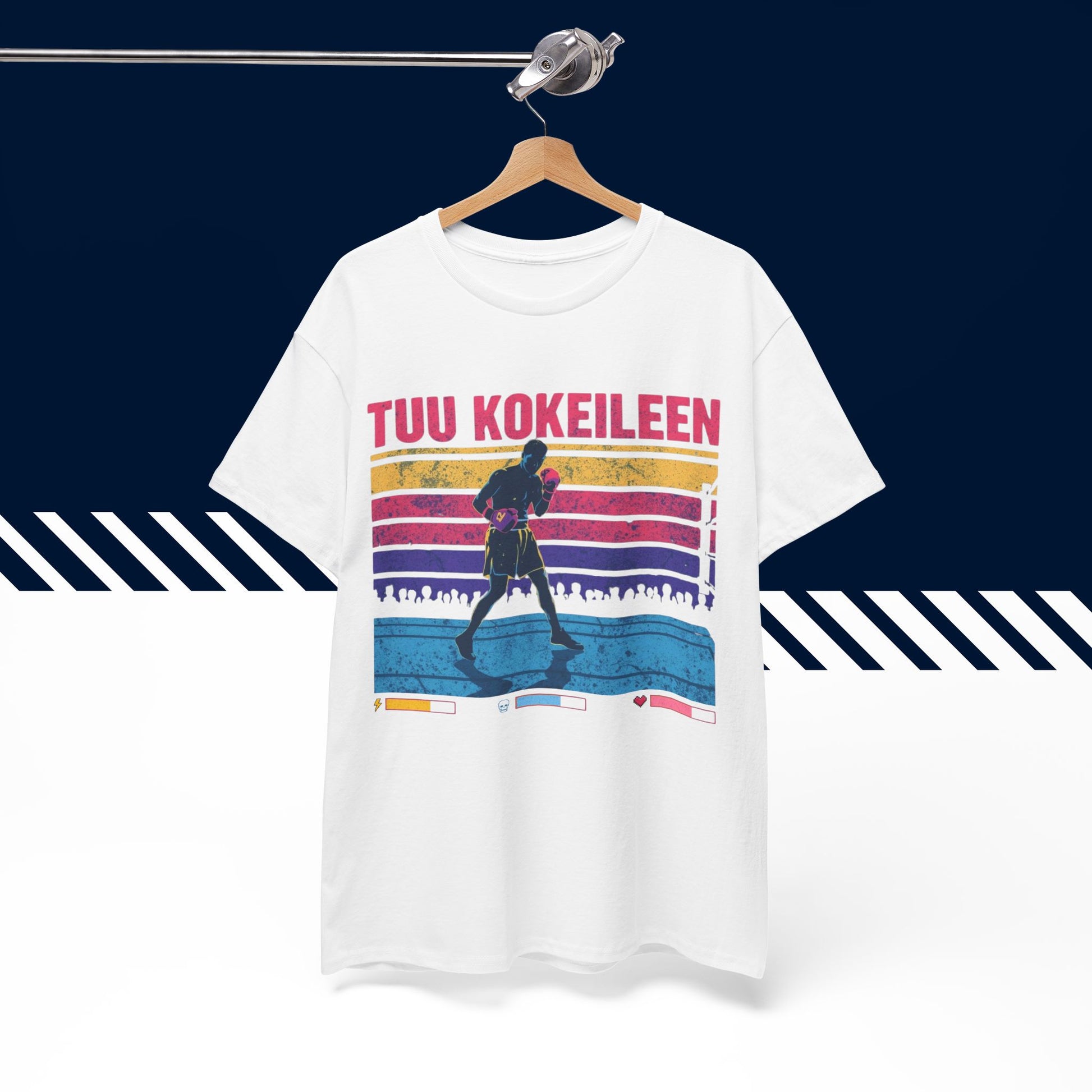 Suomipaidat.comin logolappu mustan Tuu kokeileen t-paidan sisäpuolella, 100% puuvillaa.