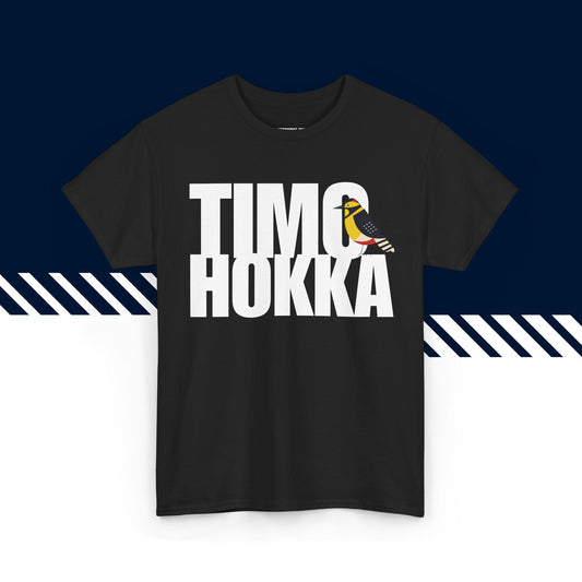 Musta puuvillainen t-paita, hauskat paidat, suomipaidat.comin Timo Hokka -tekstipainatus, unisex-malli.