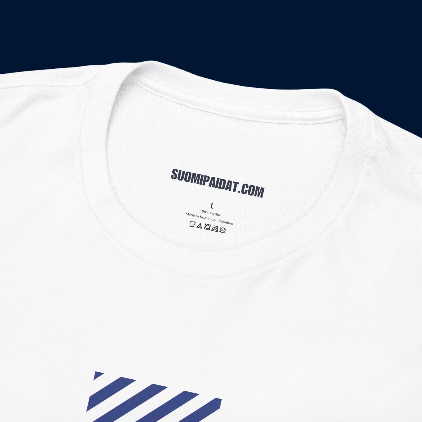 Suomipaidat.comin logolappu valkoisen Ruusupaita t-paidan kauluksen takaosassa, 100% puuvillaa.