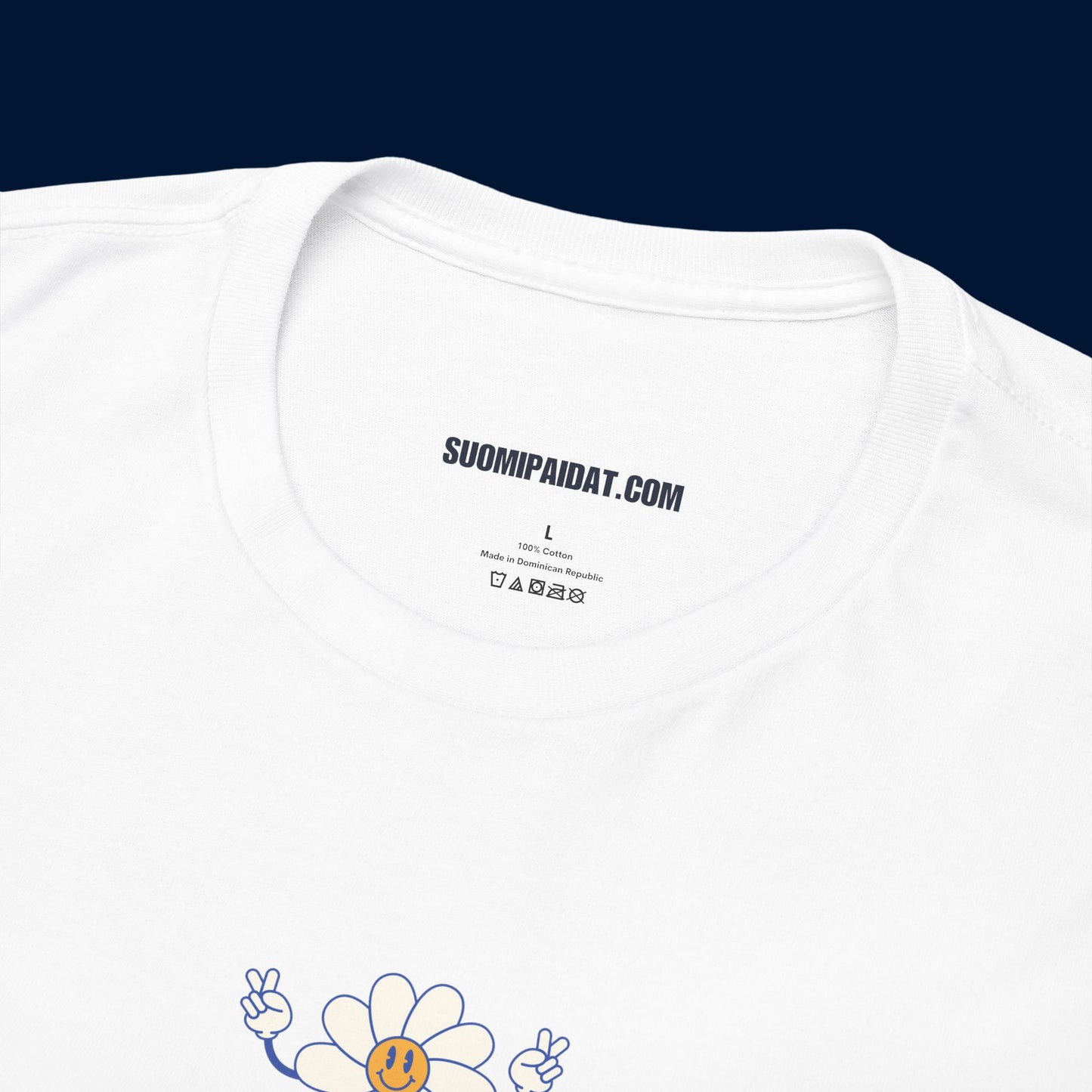 Suomipaidat.comin logolappu valkoisen Rauhaa ja Rakkautta t-paidan kauluksen takaosassa, 100% puuvillaa.