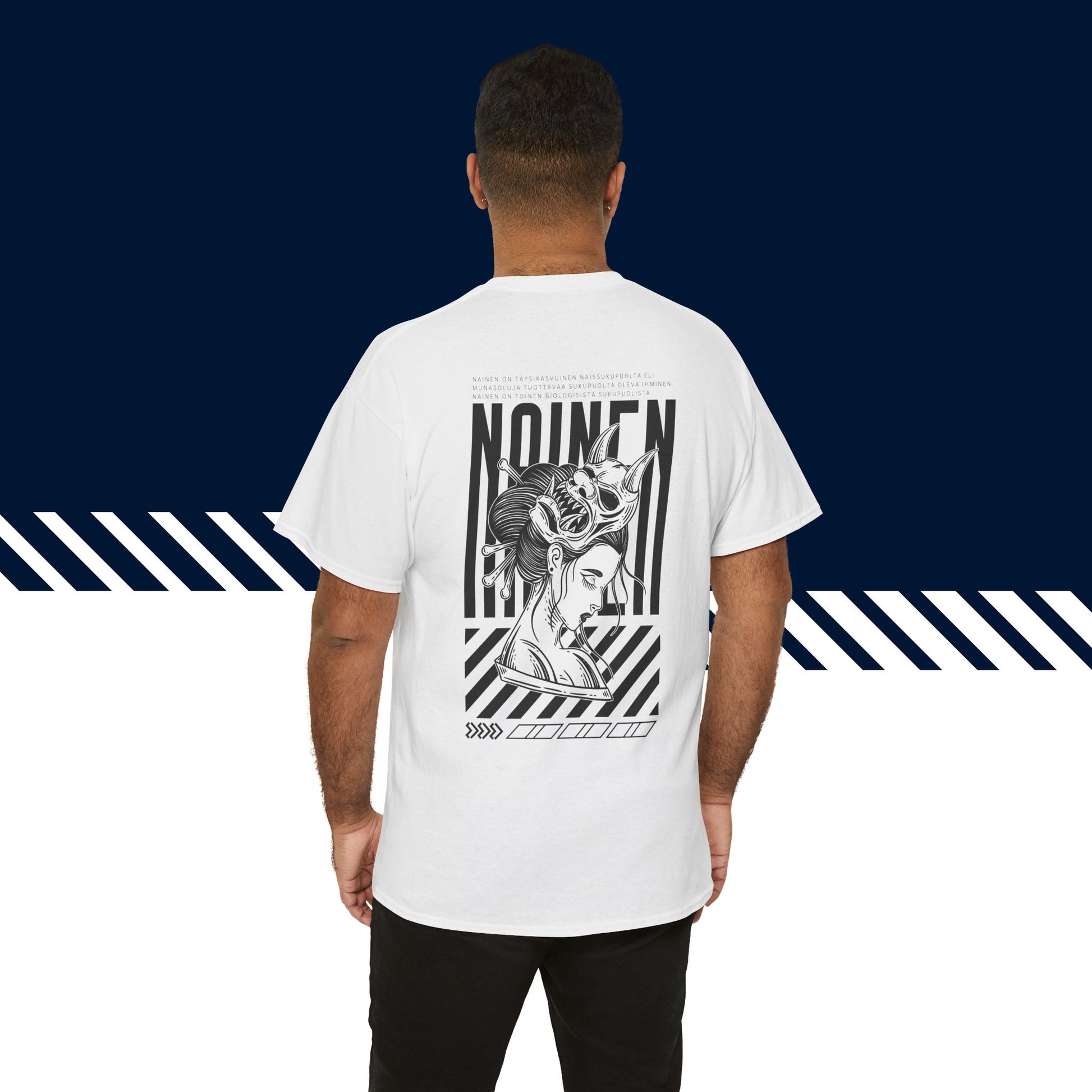 Malli valkoisessa hauskat paidat Nainen -selkäpainatuksessa, naisten ja unisex-malli, suomipaidat.com.