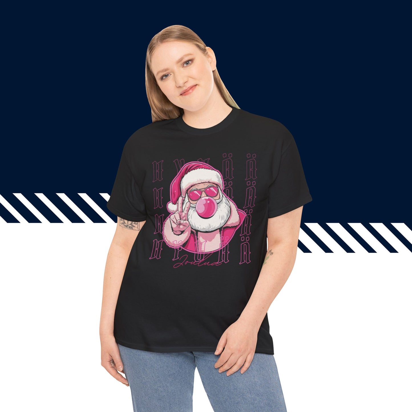 Malli mustassa hauskat t-paidat Pinkki pukki -painatuksessa, unisex-malli, suomipaidat.com.