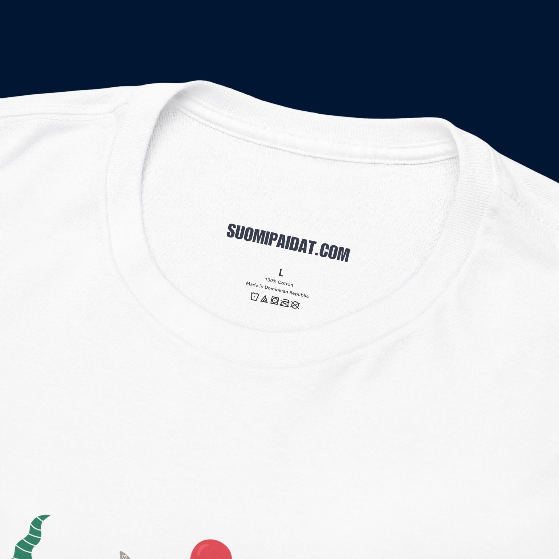 Suomipaidat.comin logolappu punaisen Joulutontut t-paidan kauluksen takaosassa, 100% puuvillaa.