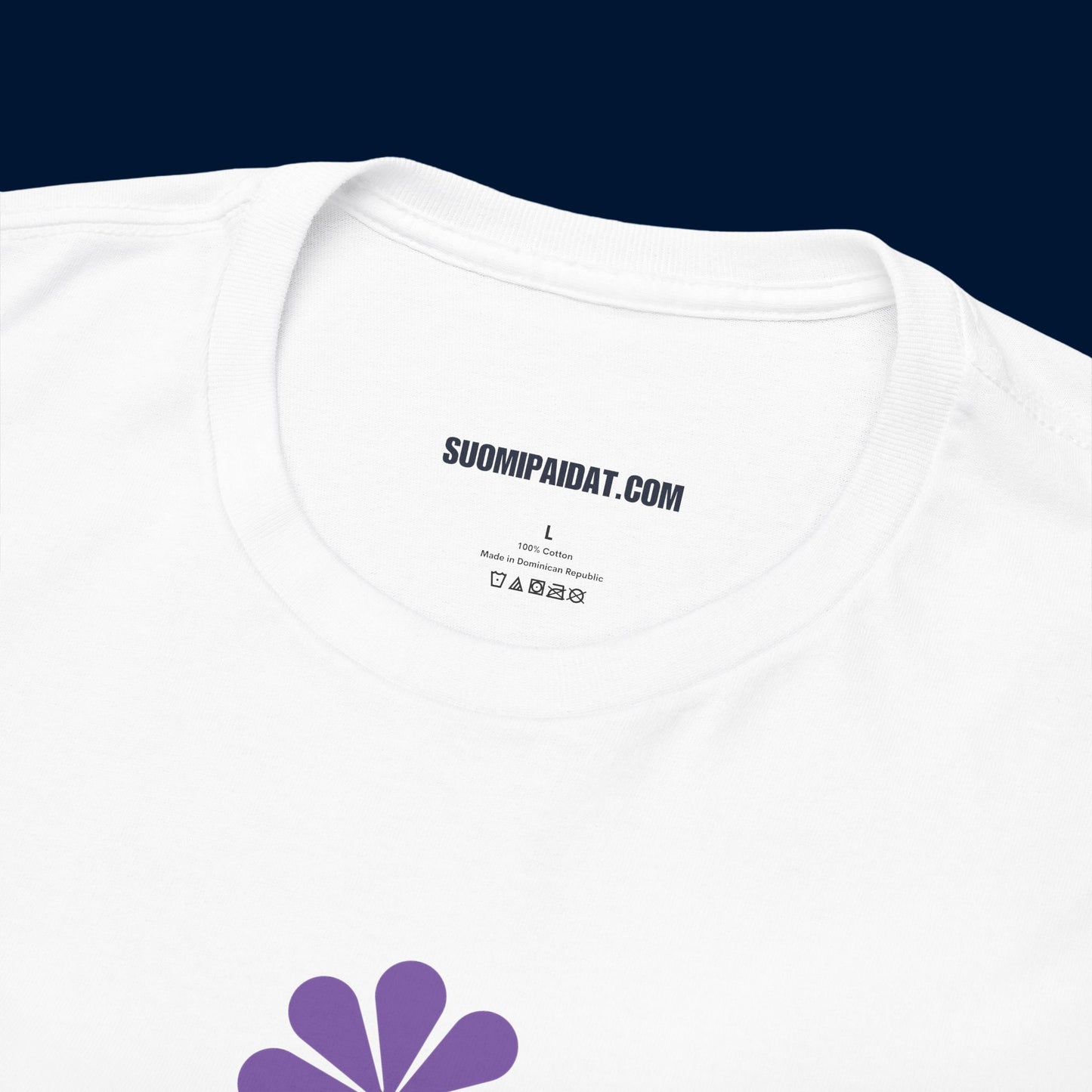 Suomipaidat.comin logolappu valkoisen Velho t-paidan kauluksen takaosassa, 100% puuvillaa.