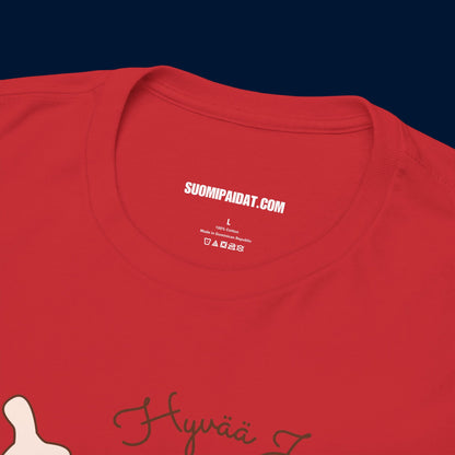 Suomipaidat.comin logolappu punaisen Joulufiilis aktivoitu t-paidan kauluksen takaosassa, 100% puuvillaa.