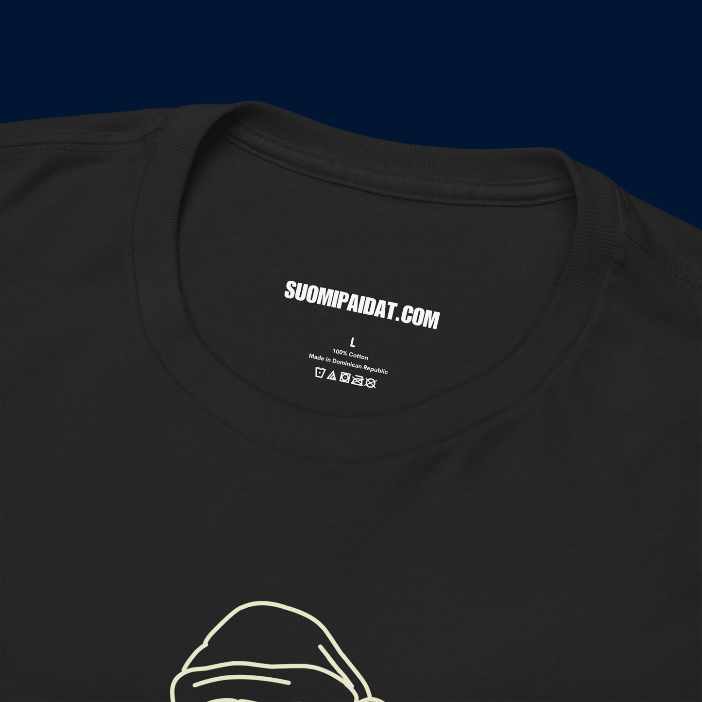 Suomipaidat.comin logolappu mustan Pukin suosikki t-paidan kauluksen takaosassa, 100% puuvillaa.