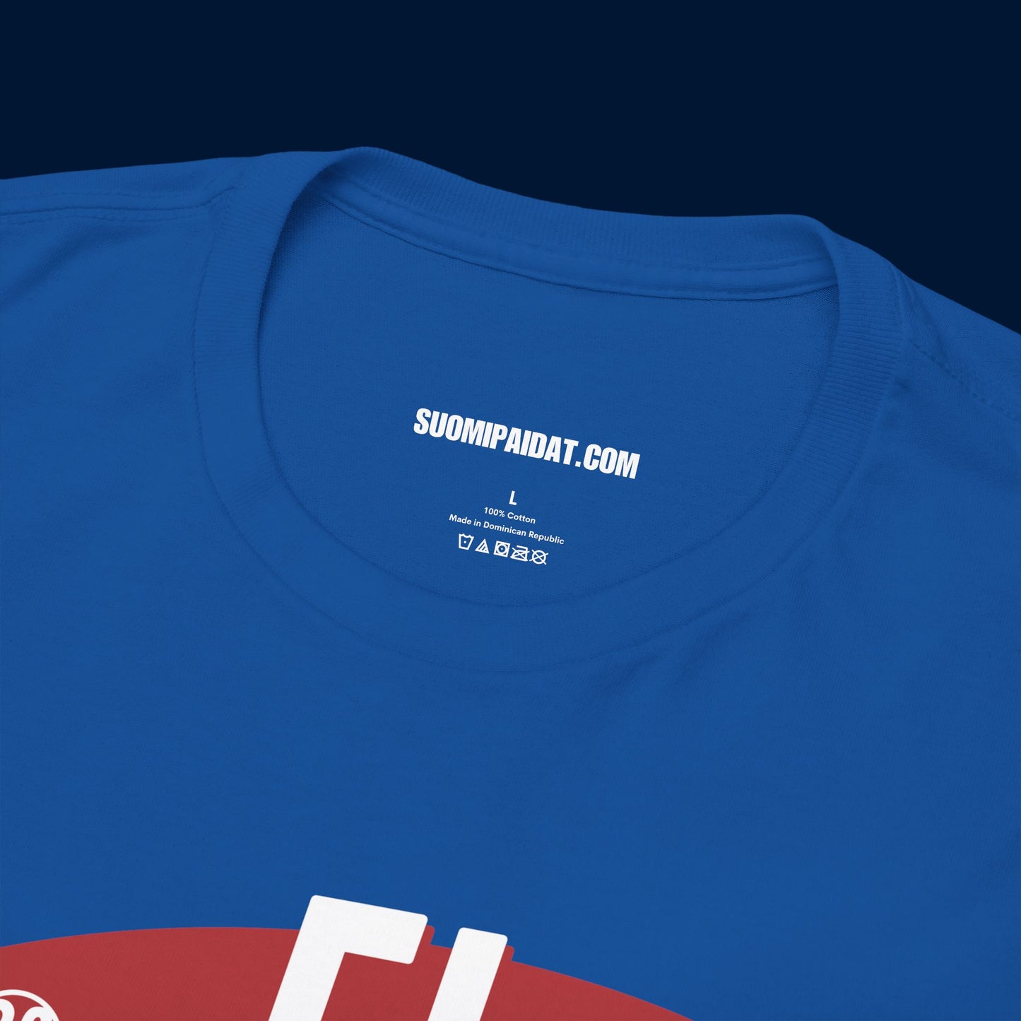 Suomipaidat.comin logolappu sinisen Ei pysty t-paidan kauluksen takaosassa, 100% puuvillaa.