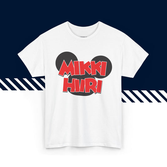 Valkoinen puuvillainen t-paita, hauskat paidat, suomipaidat.comin Mikki Hiiri -teksti ja kuvio, unisex-malli.