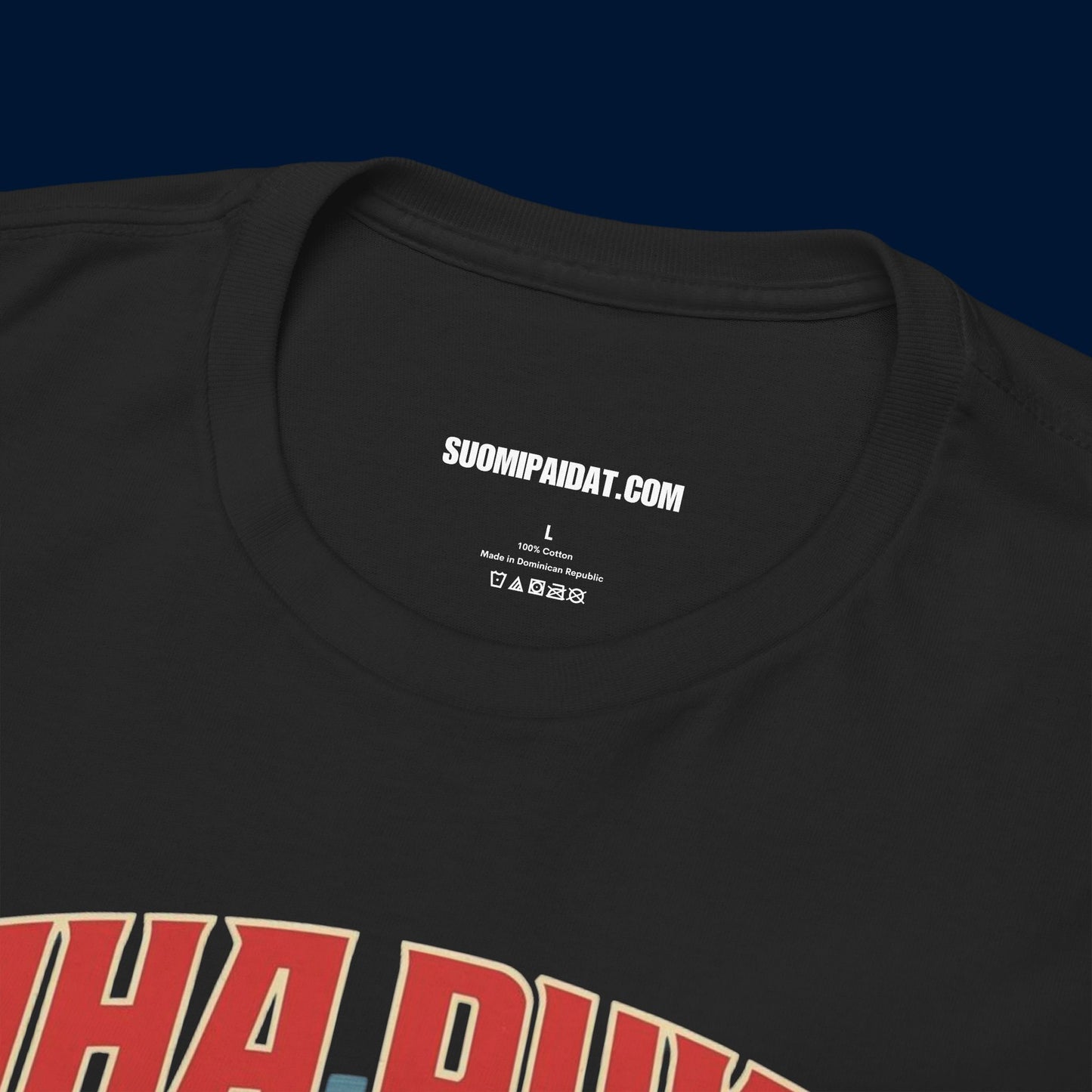 Suomipaidat.comin logolappu mustan Paha pukki t-paidan kauluksen takaosassa, 100% puuvillaa.