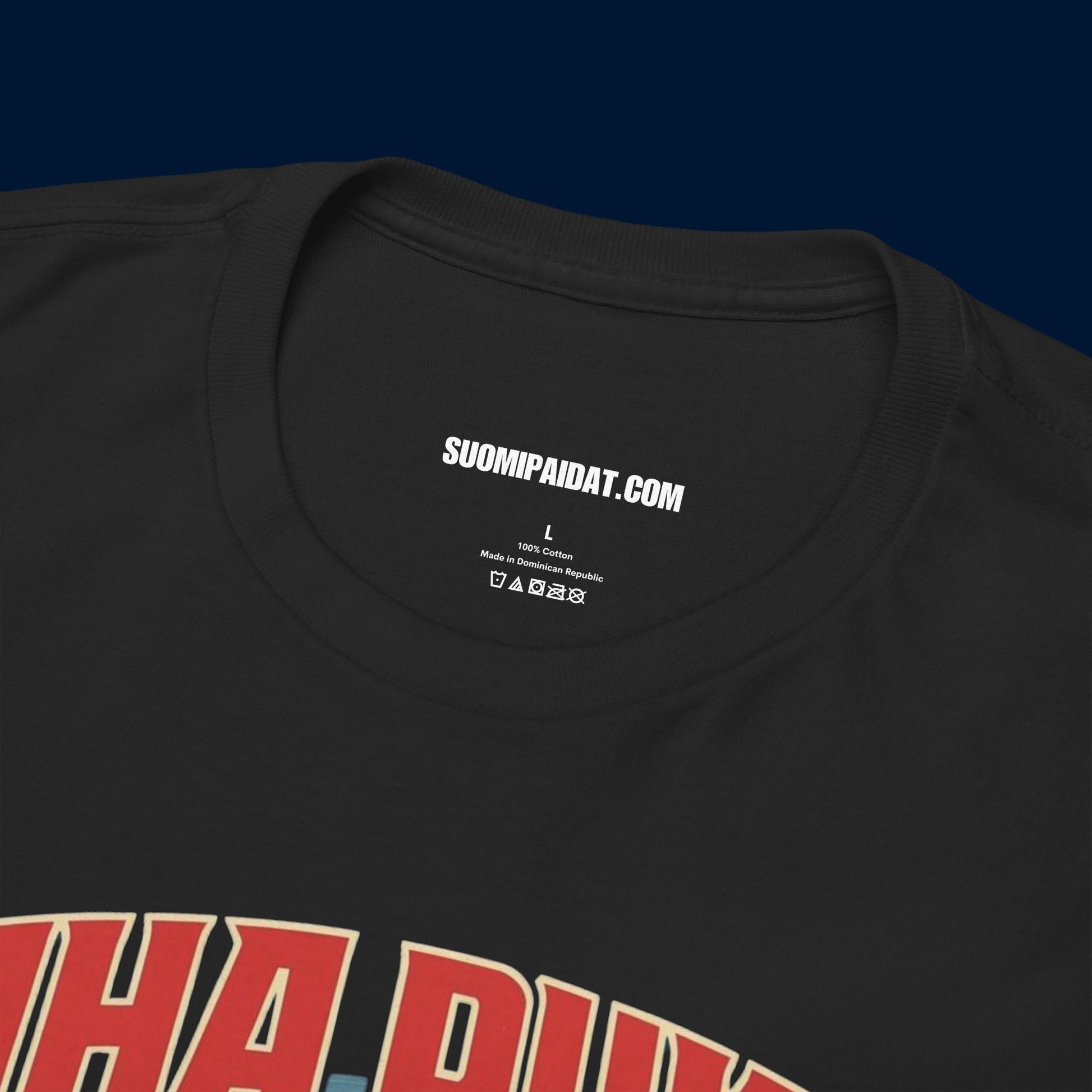 Suomipaidat.comin logolappu mustan Paha pukki t-paidan kauluksen takaosassa, 100% puuvillaa.