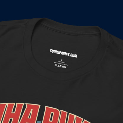 Suomipaidat.comin logolappu mustan Paha pukki t-paidan kauluksen takaosassa, 100% puuvillaa.