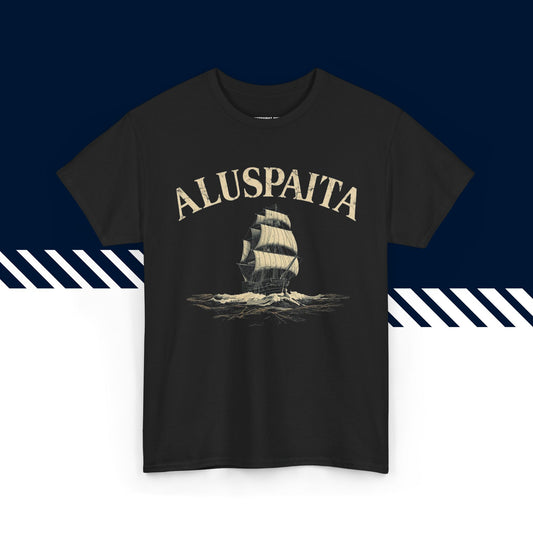 Musta puuvillainen t-paita, hauskat paidat, suomipaidat.comin Aluspaita-tekstipainatus, unisex-malli.