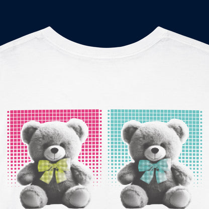 Valkoinen paita, hauskat printtipaidat Liian söpö -musta selkäpainatus lähikuva, unisex-malli.