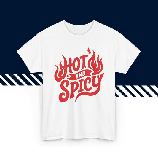 Valkoinen puuvillainen t-paita, hauskat paidat, suomipaidat.comin Hot and Spicy -tekstipainatus, unisex-malli.