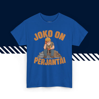 Sininen puuvillainen t-paita miehille, hauskat paidat, suomipaidat.comin Joko on perjantai -tekstipainatus.