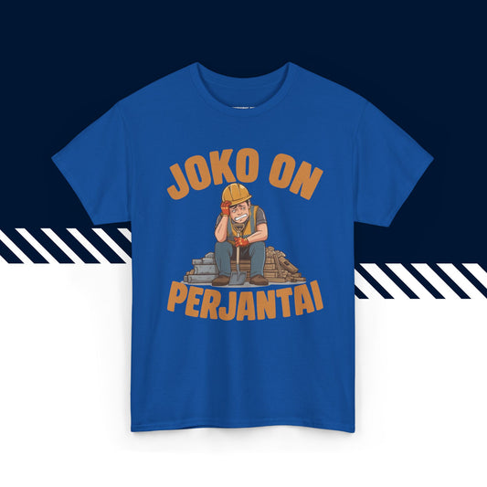 Sininen puuvillainen t-paita miehille, hauskat paidat, suomipaidat.comin Joko on perjantai -tekstipainatus.
