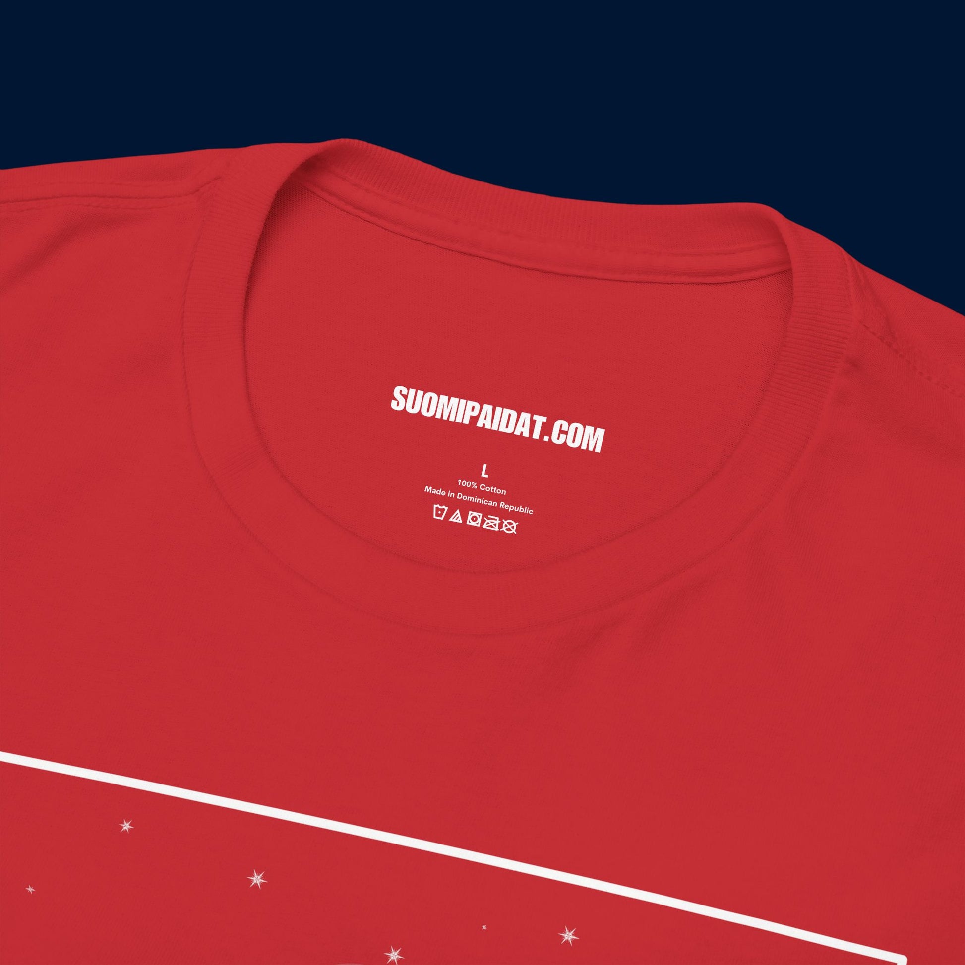 Suomipaidat.comin logolappu punaisen Pukki matkalla t-paidan kauluksen takaosassa, 100% puuvillaa.