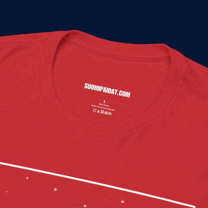 Suomipaidat.comin logolappu punaisen Pukki matkalla t-paidan kauluksen takaosassa, 100% puuvillaa.