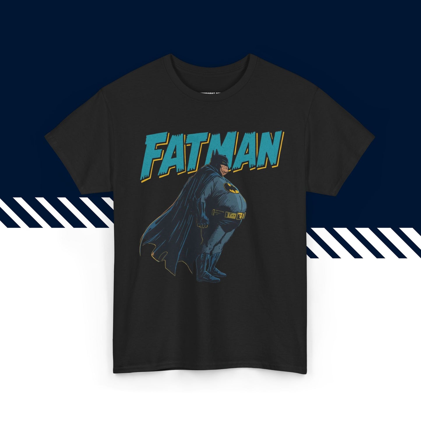 Musta puuvillainen t-paita, hauskat paidat, suomipaidat.comin Fatman-tekstipainatus, unisex-malli.