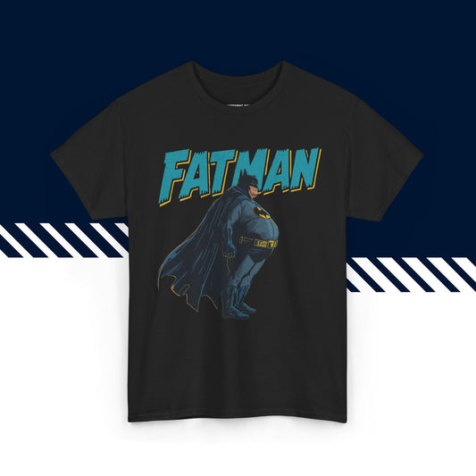 Musta puuvillainen t-paita, hauskat paidat, suomipaidat.comin Fatman-tekstipainatus, unisex-malli.