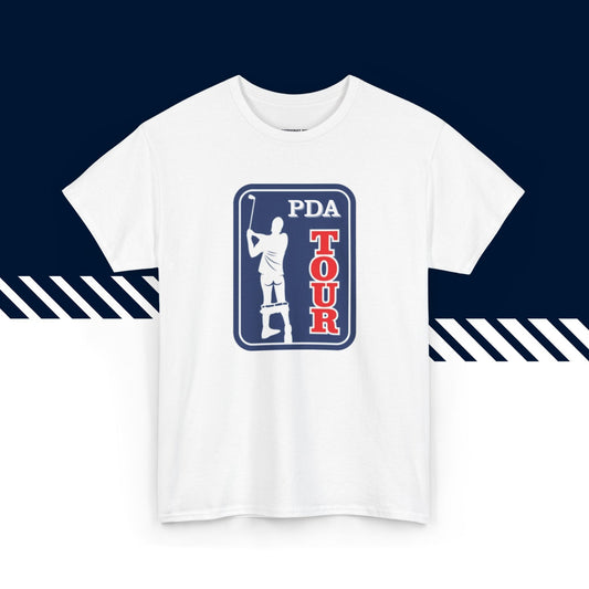 Valkoinen puuvillainen t-paita, hauskat paidat, suomipaidat.comin PDA Tour -tekstipainatus, unisex-malli.