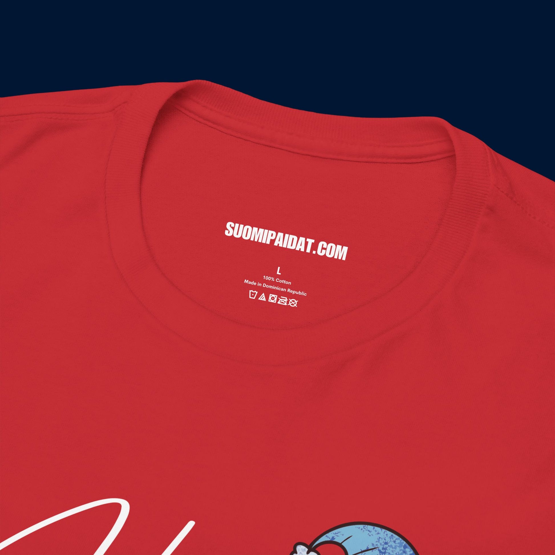 Suomipaidat.comin logolappu punaisen Ho Ho Ho t-paidan kauluksen takaosassa, 100% puuvillaa.