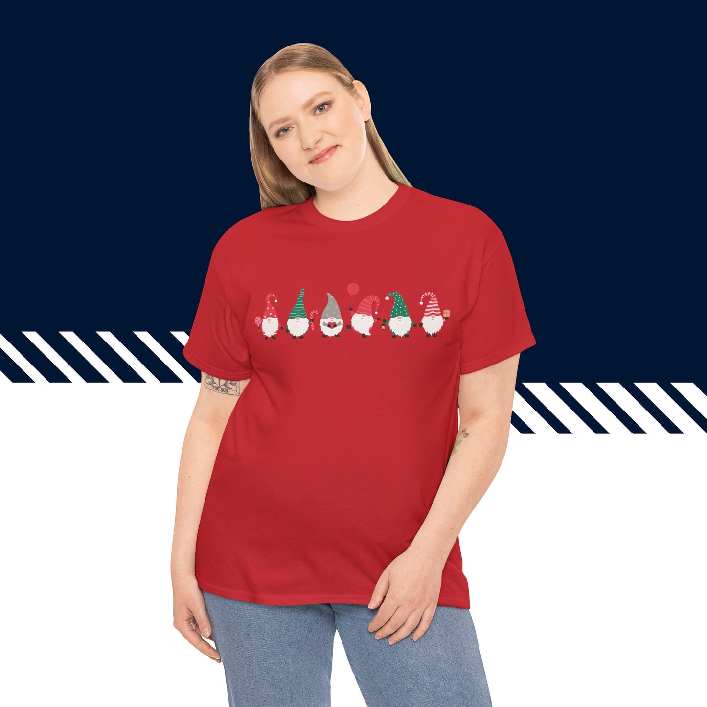 Malli punaisessa hauskat t-paidat Joulutontut -painatuksessa, unisex-malli, suomipaidat.com.