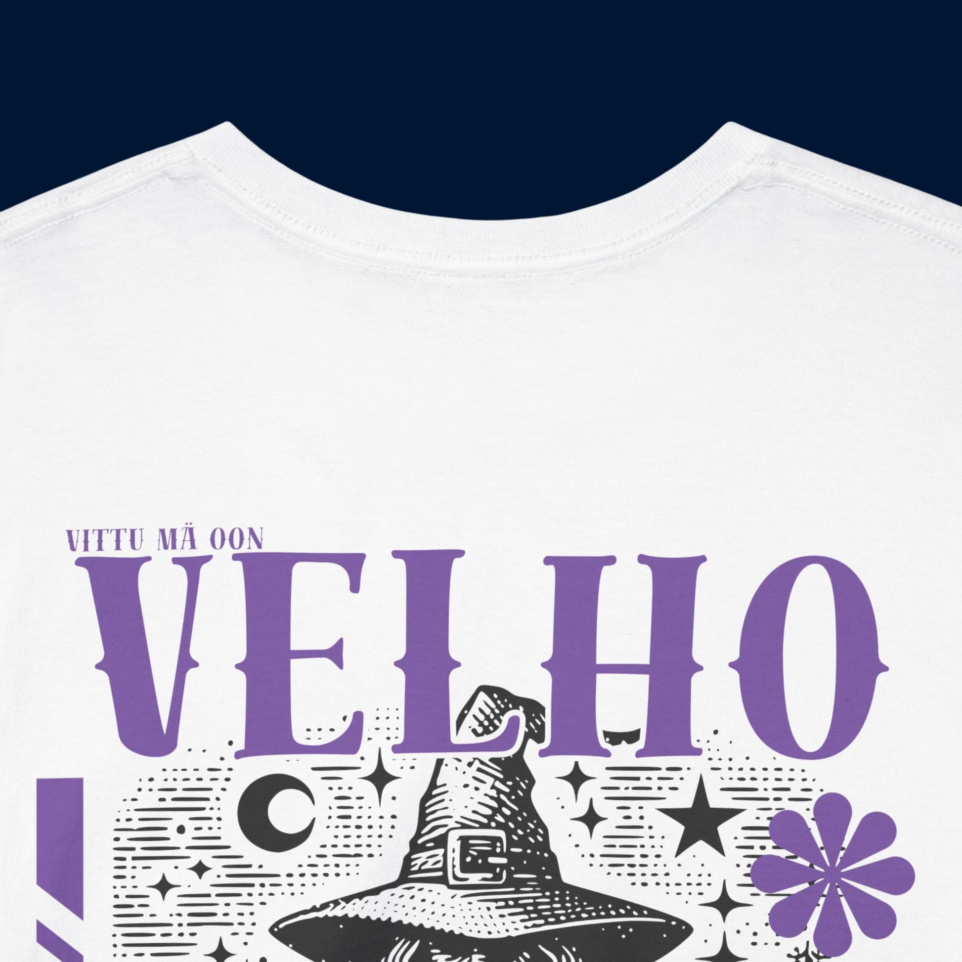 Valkoinen hauskat printtipaidat Velho -selkäpainatus lähikuva, suomi paita, unisex-malli.