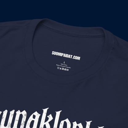 Suomipaidat.comin logolappu tummansinisen Saunaklonkku t-paidan kauluksen takaosassa, 100% puuvillaa.