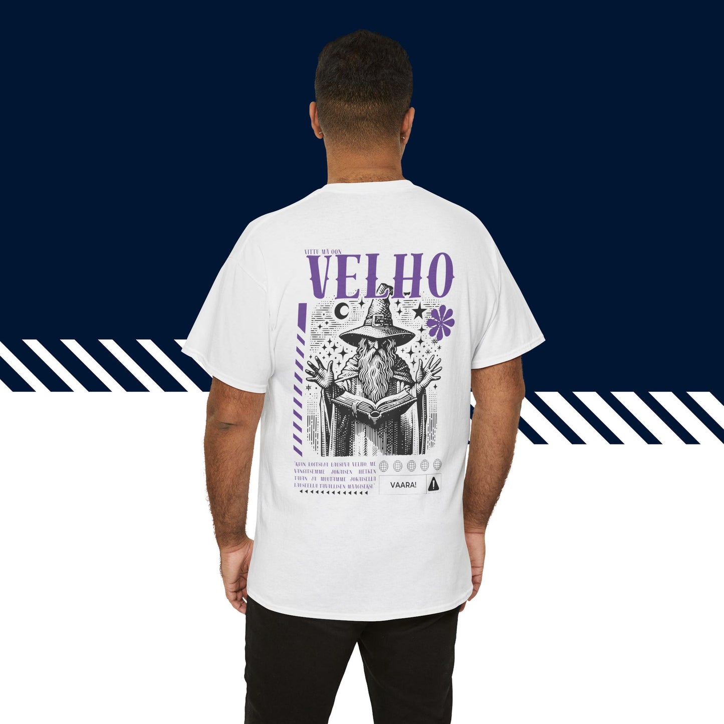 Malli valkoisessa miesten hauskat paidat Velho -selkäpainatuksessa, unisex-malli, suomipaidat.com.